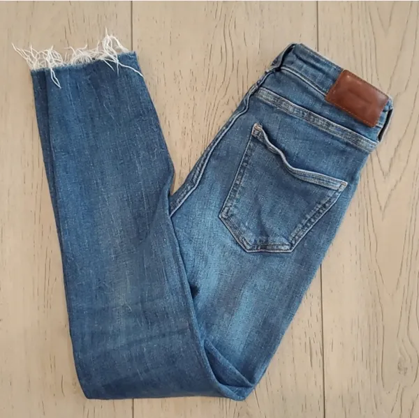 Zara Jeans Straight Leg Low Rise Raw Hem - Image 2