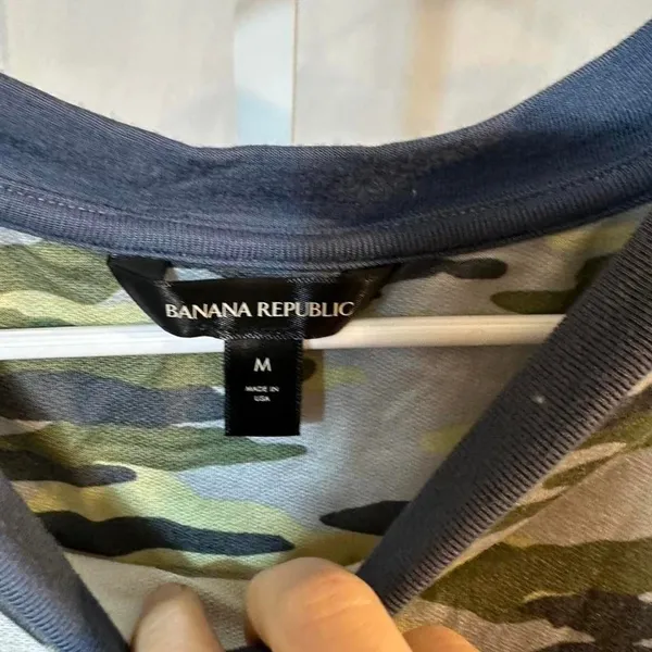S307. Banana Republic camo long sleeve shirt Size M - Image 2