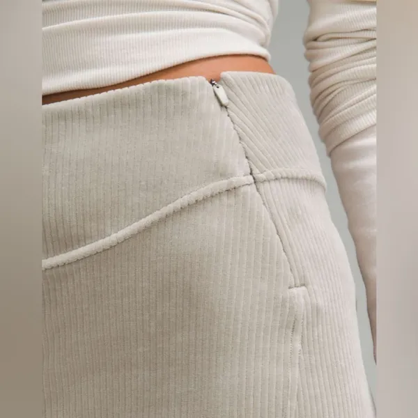 Lululemon NWT Scuba Mid-Rise Mini Skirt *Velvet Cord Riverstone Size 8 - Image 3