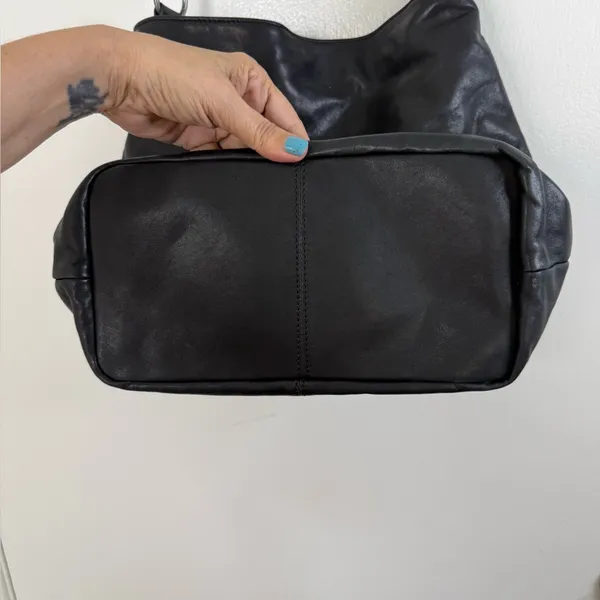 Lucky brand, leather bucket style multi pocket crossbody bag - Image 6