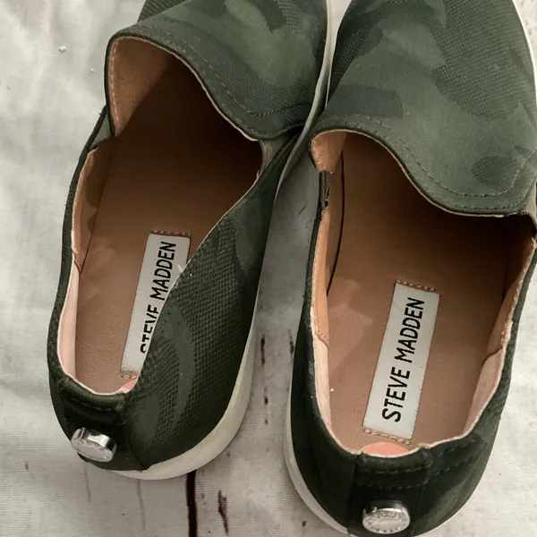 STEVE MADDEN CAMO SLIP ON‎ SNEAKERS - Image 5