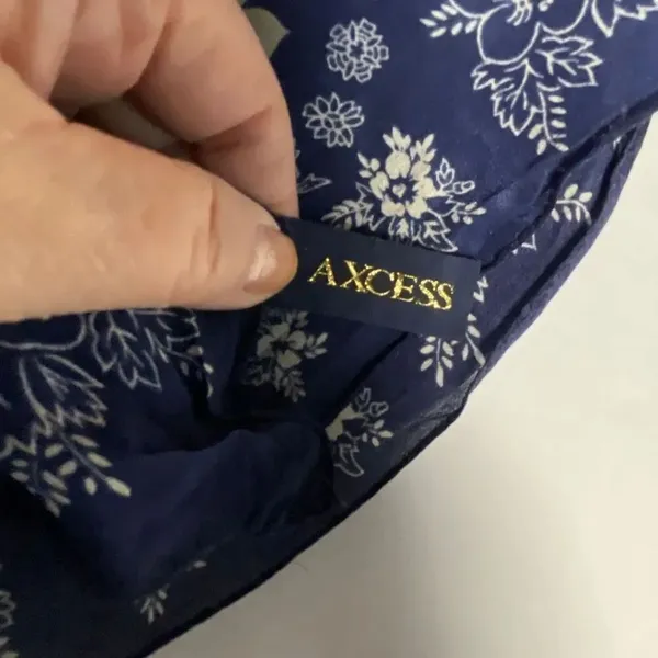 Access 100% silk dark blue floral scarf 32” x 33” hand rolled - Image 3