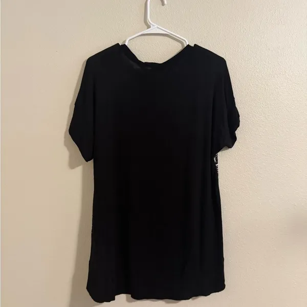 Single Black and White Patterned Short Sleeve Top Size M - Image 3