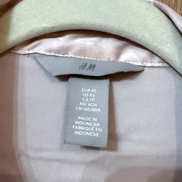 Elegant H&M Pink Satin Blouse - Image 3