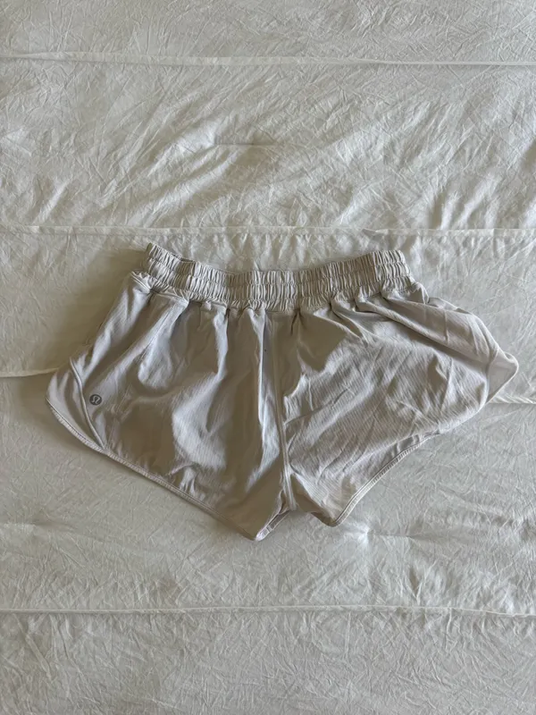Low-Rise Hotty Lululemon Hot 2.5" White Shorts 6 - Image 2