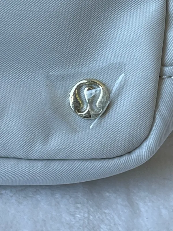 Lululemon Everywhere Belt Bag Nano- Bone/Gold Minimalist New with tags - Image 9
