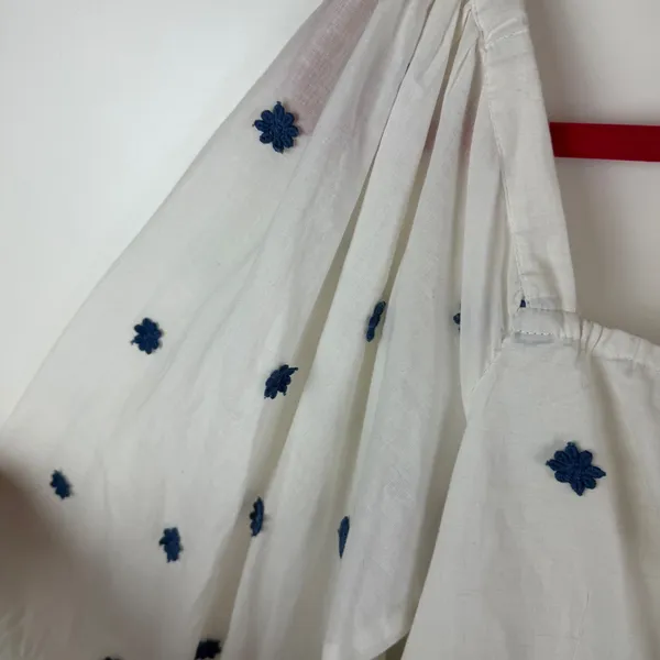 Farm Rio Blue Flowers‎ Crop Top Large White Floral Embroidered Tie Front Beachy - Image 5
