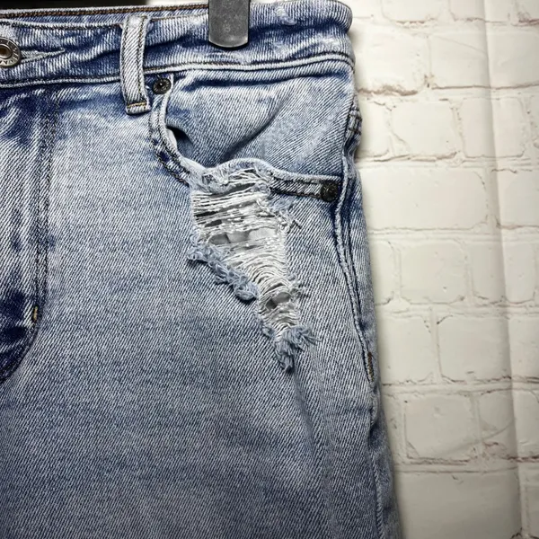 American Eagle Outfitters Mom Jeans‎ Light Wash Distressed Stretch Size 4 - Image 4