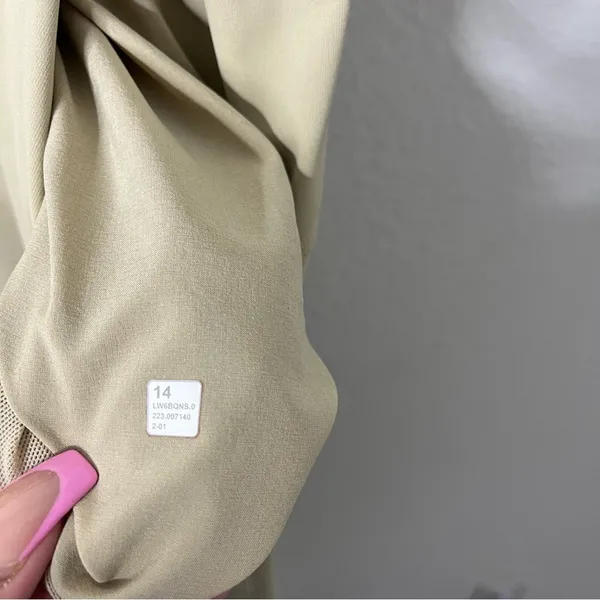 Lululemon‎ Stretch High Rise Crop 23" Trench Tan Pants Womens Size 14 - Image 6