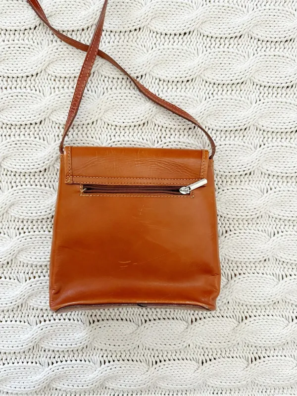 Vera Pelle Leather Crossbody Bag in Cognac Brown - Image 4