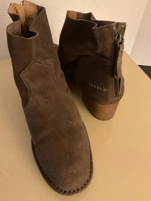 UGG Taupe Chelsea Suede Ankle Booties with Stacked Heel US 9.5 - Image 6
