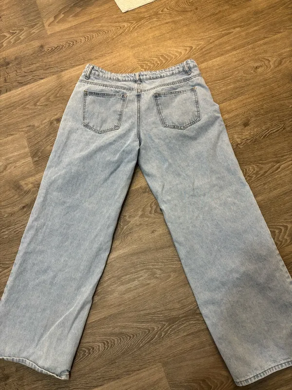 Edikted Low-Rise Jeans - Image 2