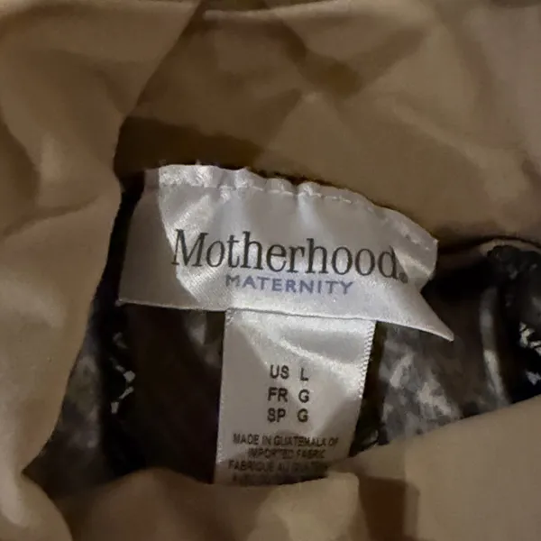 ✨3/$30✨Motherhood Maternity Black and white Geometric Capris Size Large. - Image 3