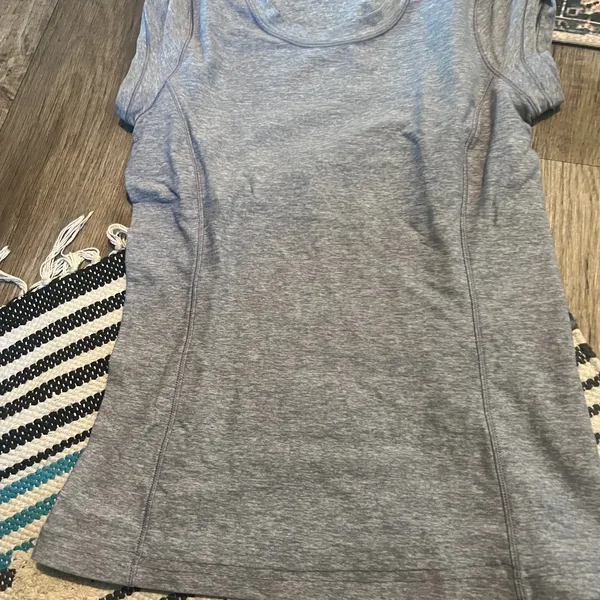 Lululemon short sleeve athletic top in size 4z. - Image 5