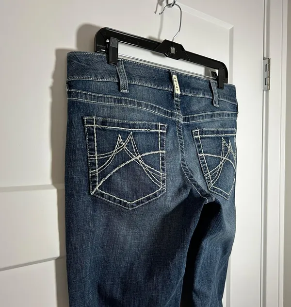 Ariat size 31 straight leg jeans, longer inseam/length - Image 5