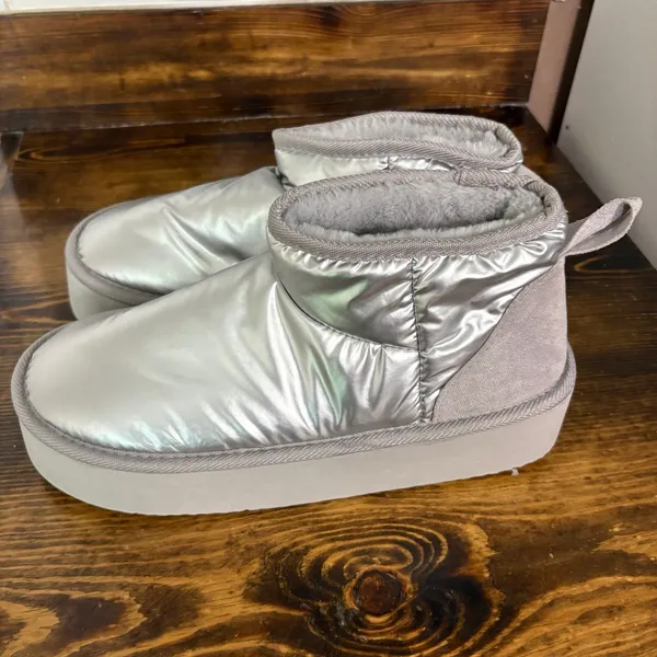 Steve Madden‎ Silver Metallic Puffer Boot Size 9/10 - Image 2