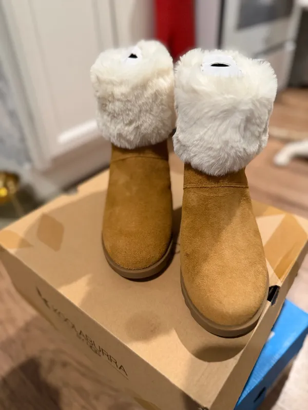Koolaburra by UGG Elladine wedges booties with white faux fur trim, size US 7.5 - Image 4