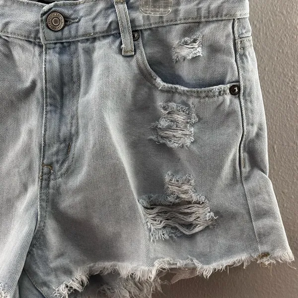 Aeropostale Women Light Blue Denim Jean Cheeky Shorts Distressed‎ Ripped size 8 - Image 3