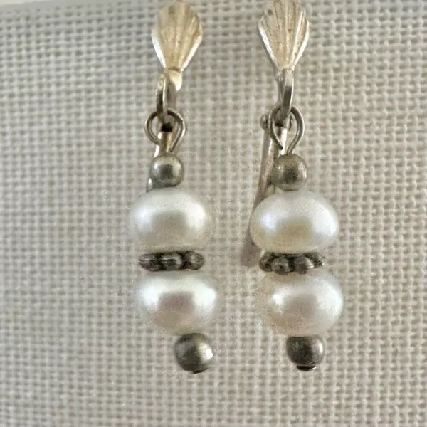 Silver tone pearl vintage drop earrings - Image 2