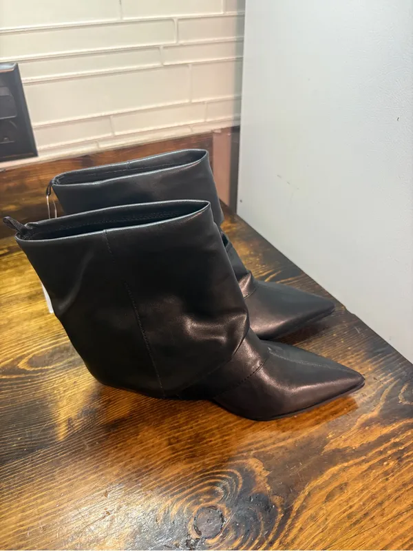 Time and tru black heeled boots size 6 - Image 2