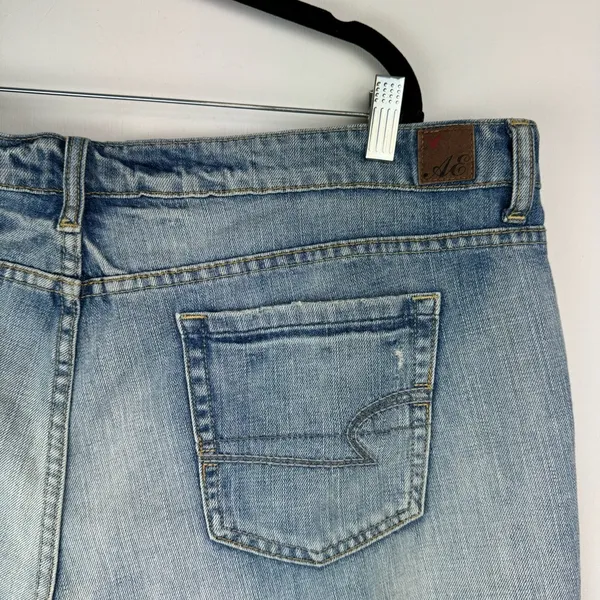 American Eagle Distressed Shorts Sz 18 Light Medium Wash Denim Raw Hem - Image 7