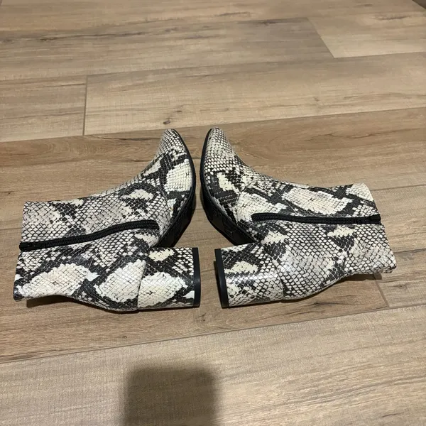 Time and Tru Heeled‎ Snakeskin faux leather zip Ankle Boots black cream size 7.5 - Image 4