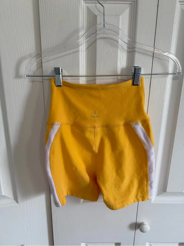 Beyond Yoga Spacedye Top Line Biker Short Yellow/White Extra Small - Image 3