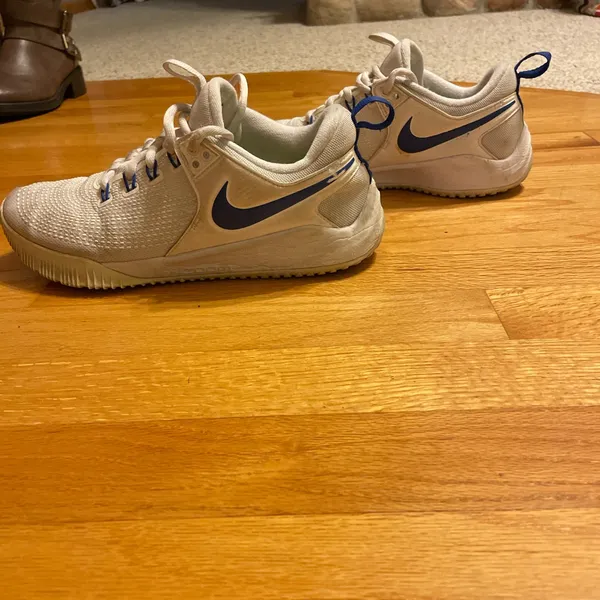 White Nike women’s shoes - Image 5