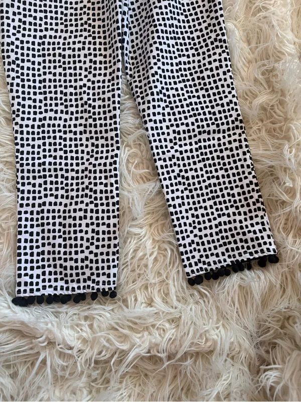 NWT Chico's So Slimming Brigitte Dot Pull On Capris Pom Pom Hem Size 0 / US 4 - Image 4