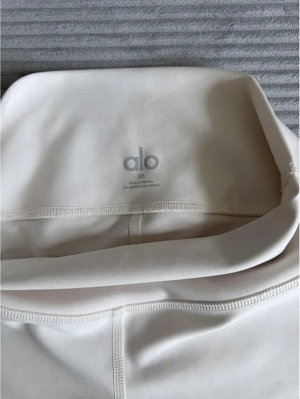 Alo Yoga shorts size XS - Image 4