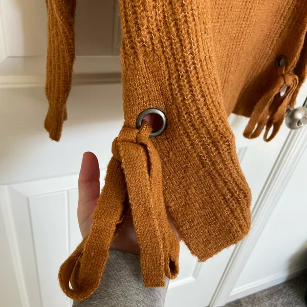 NWOT | Love Tree women’s brown thick knit v-neck tied sides sweater‎ small - Image 4