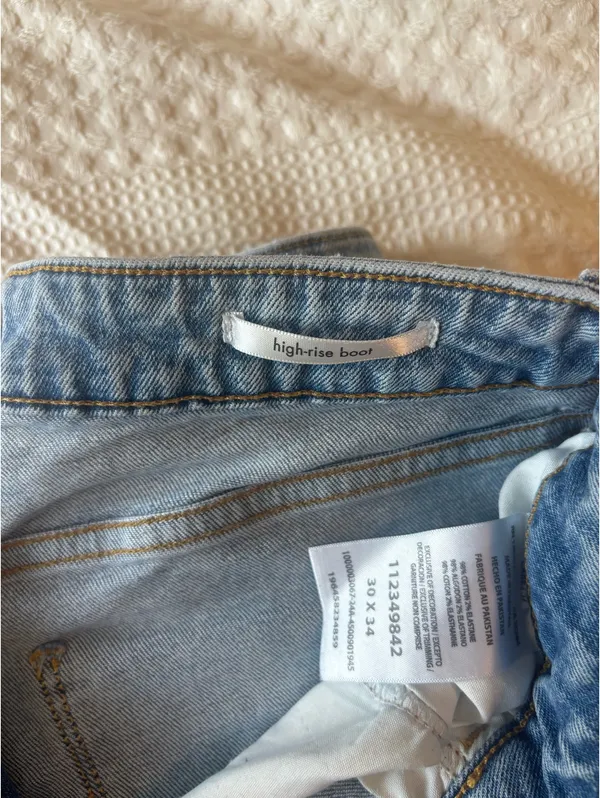30 x 34 Wrangler boot cut jeans high-rise - Image 3