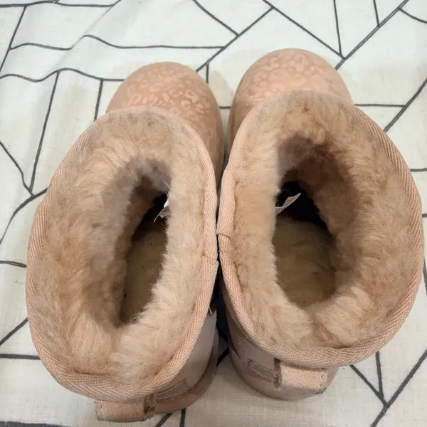 UGG‎ Classic Mini Boots Sz 7 Pink Leopard Print Metallic Suede Sheepskin 1113494 - Image 6