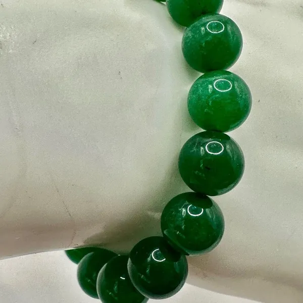 Dyed green aventurine stretchy bracelet - Image 6