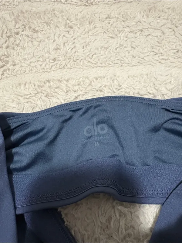 Alo softsculpt bra in size medium blue - Image 3