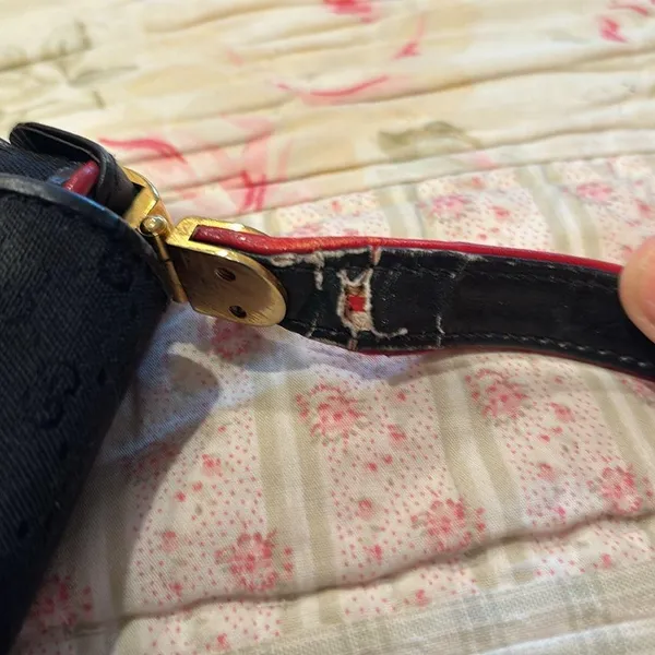 Gucci vintage crossbody bag black with red trim. Beautiful inside has wear shown - Image 5