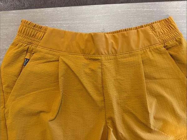 Athleta textured Brooklyn shorts-10, like new - Image 4