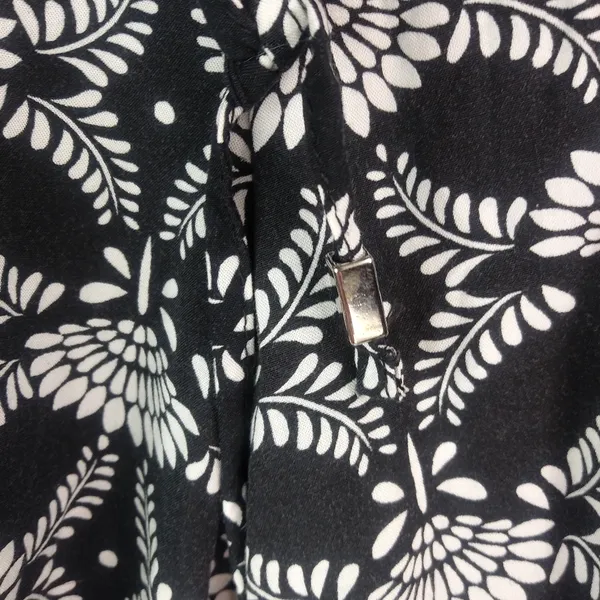 Old Navy L Loungewear Pull-On Pocketed Black White Flower Wide Leg Pants - Image 4