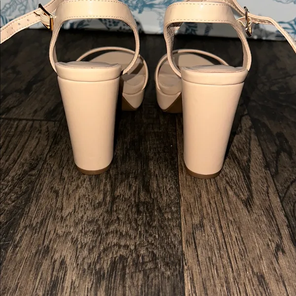 Women's Beige Sandals Size 7.5 - Image 3