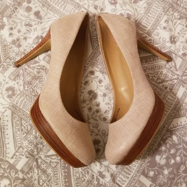 Tahari Sofia heel size 6M - Image 2