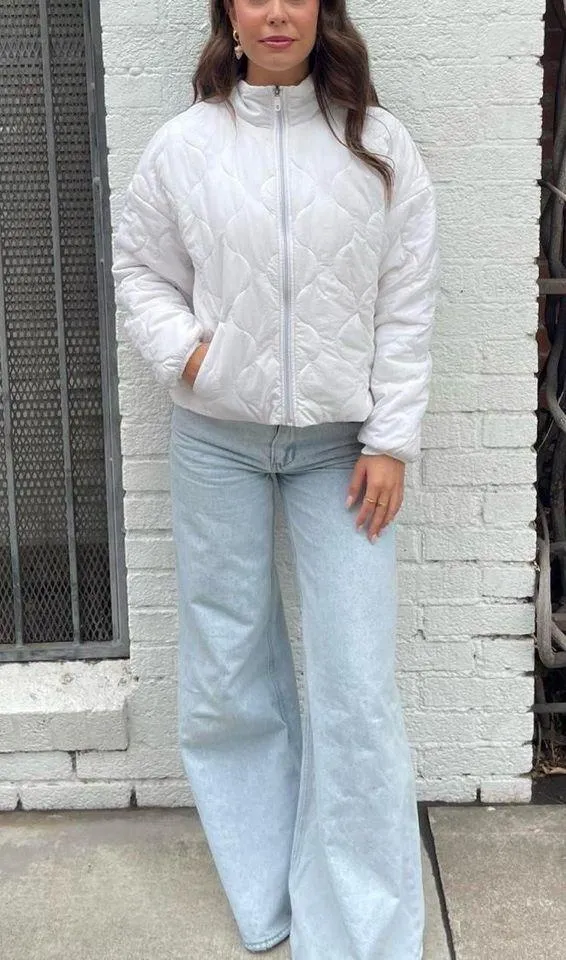 White quilted puffer jacket with pockets sz s - Image 3