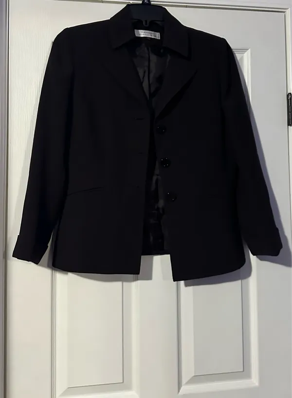 Tahari Arthur S. Levine Classic Blazer Single Breasted blazer is a size 10. - Image 5