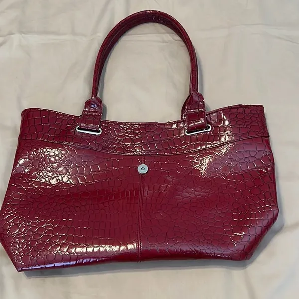 Axiz red and black faux alligator tote bag clean inside and out one flaw EUC - Image 2