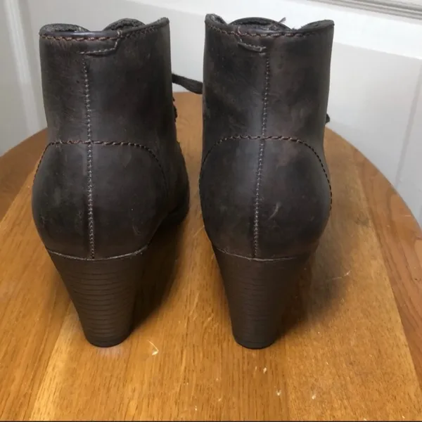 Clarks bendable leather tie-heeled booties - Image 3