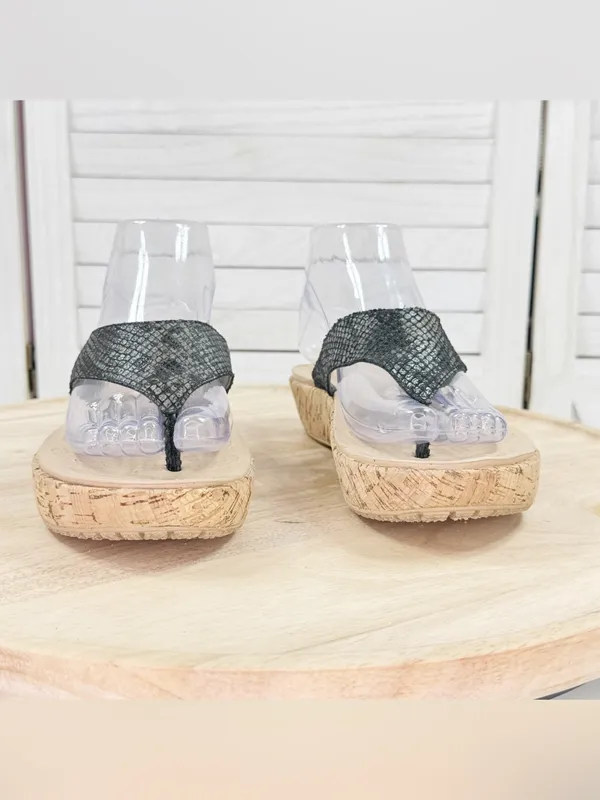 Crocs A Leigh Faux Cork Wedge Thong Sandals Black Tan Size 7 202035 - Image 2
