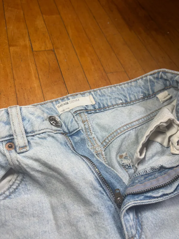 Garage Mom Jeans Light Wash - Image 3