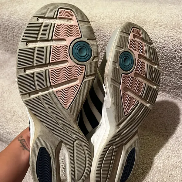 Adidas sneakers women’s 8.5 - Image 8