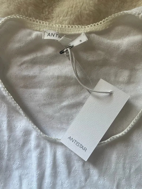 White eyelet tee shirt - Image 2