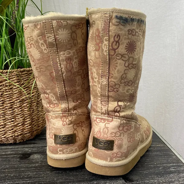 Ugg Classic Metallic Monogrammed Logo Print Fleece Lined 5515 Calf Boots 8 - Image 4
