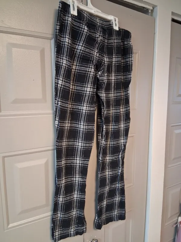 Old Navy plaid flannel pjs' pajamas pants in black, white and gray size small. - Image 8